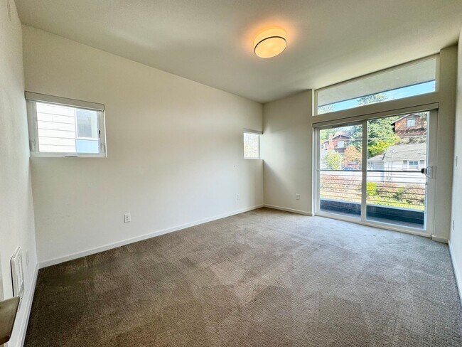 Building Photo - 709 18th Ave S