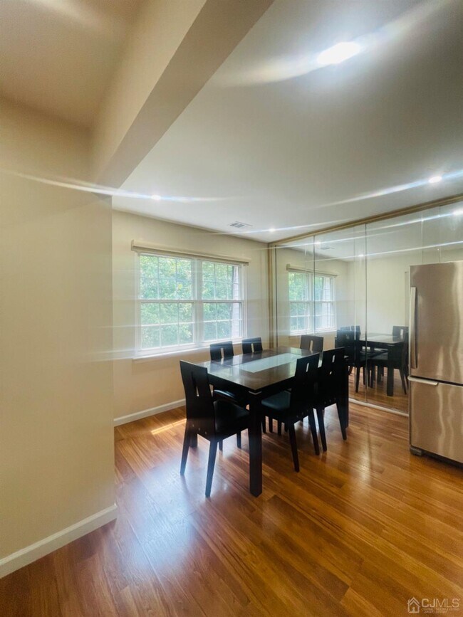 Building Photo - 611 Green Hollow Dr