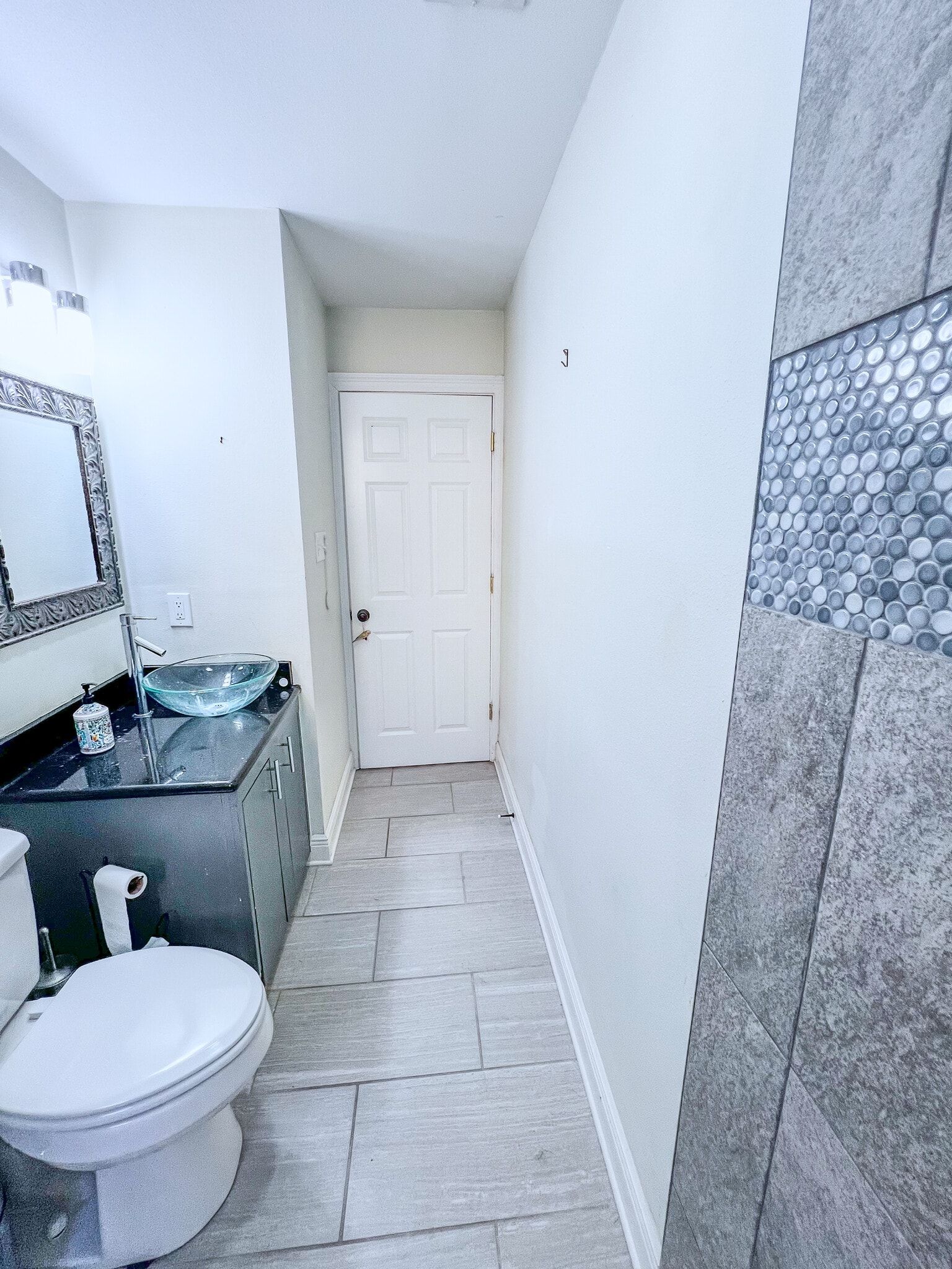Guest bathroom - 5717 Pasteur Blvd