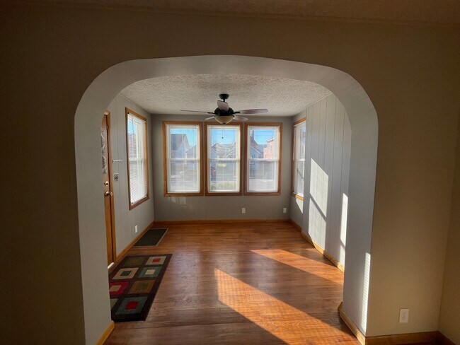 Front Sun Room - 556 E 5th St