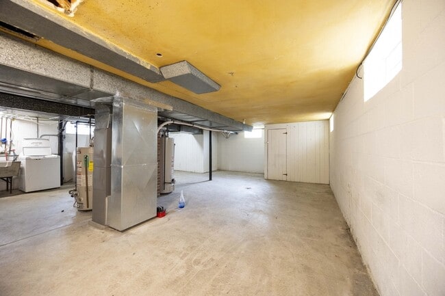 Building Photo - 2416 Warrensville Center Rd