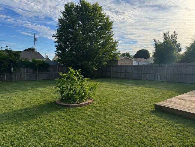 Building Photo - 3 Bed Home with a Large Fenced in Back Yard