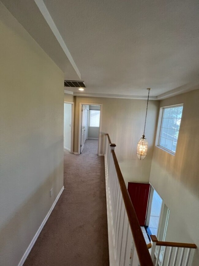 Building Photo - 4 Bedroom Home in the heart of Roseville! ...