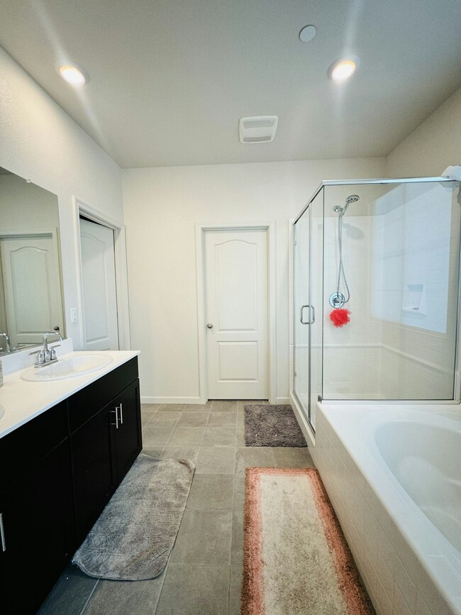Building Photo - 3026 Kenwood Cir