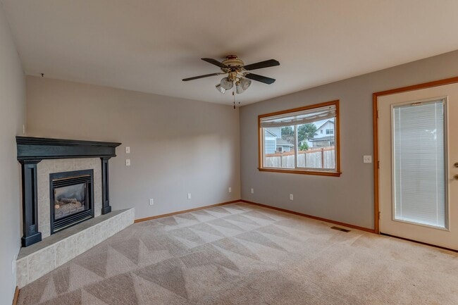 Building Photo - 4 bedroom, 3 bath Dog Friendly Home!