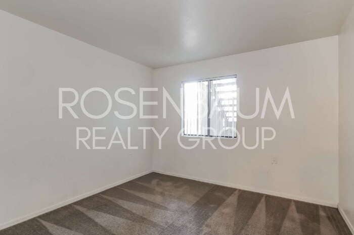 Building Photo - 455 W Kelso St