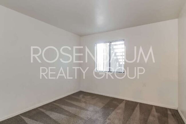 Building Photo - Gorgeous 1-bed, 1-bath downstairs apartmen...