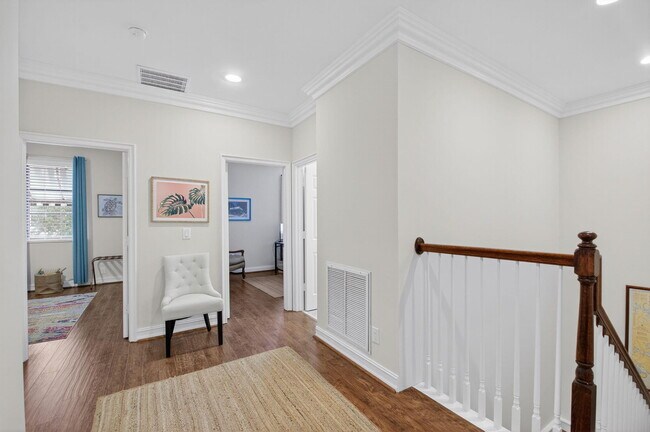 Building Photo - 320 Via Villagio