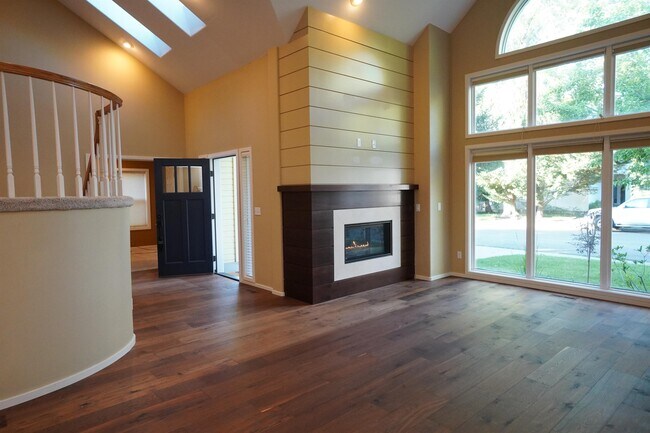 Building Photo - 1394 E Holly St