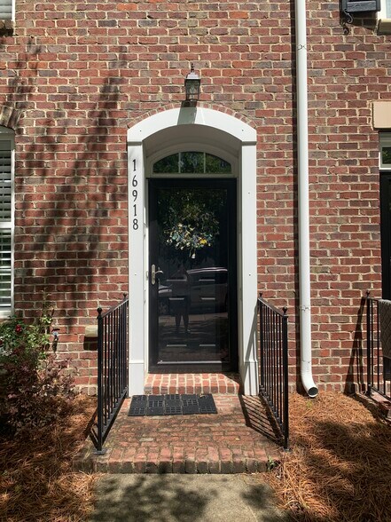Building Photo - 16918 Summers Walk Blvd
