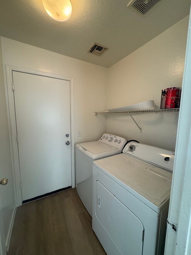 Building Photo - 4 BEDROOM IN PARK MEADOWS