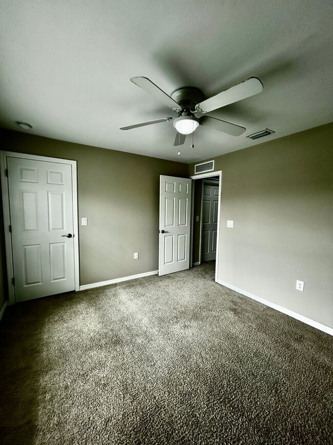 Building Photo - Beautiful 3-Bedroom 2.5 Bath Single-Family Home in Hammock Cove