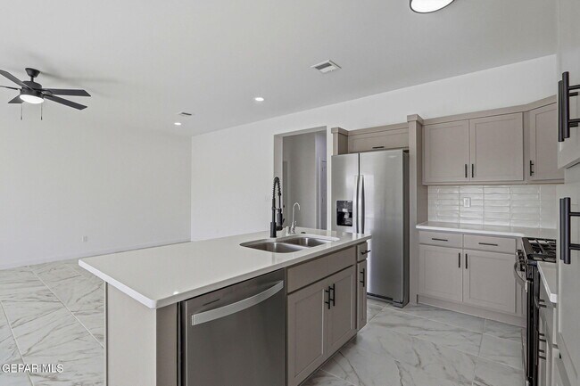 Building Photo - 15052 Destination Ave