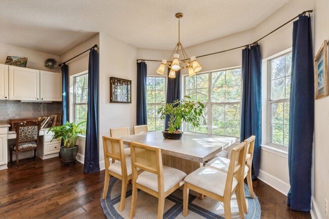 Building Photo - Spacious 3BR home with gorgeous finishes!!...