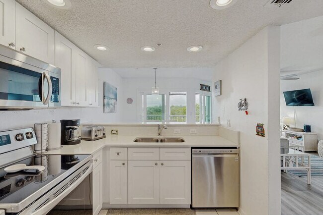 Building Photo - 3607 E Bay Dr