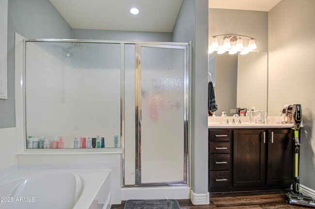 Building Photo - 3016 N Glenview