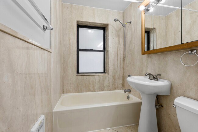 Building Photo - 4520 N Clarendon Ave