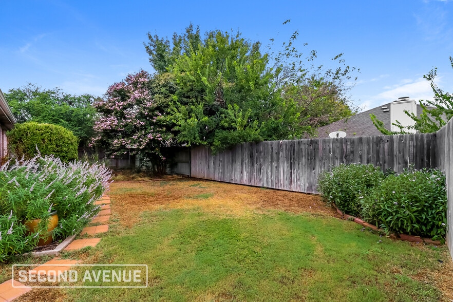 Building Photo - 3704 Garden Springs Dr