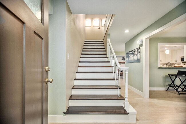 Building Photo - 8 Las Brisas Pl