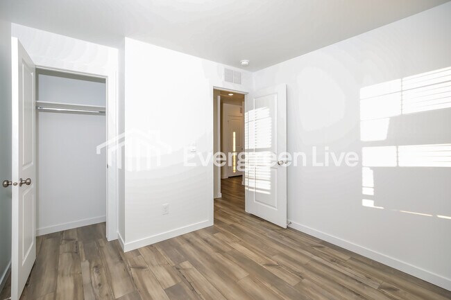 Building Photo - 323 Lightning Ave