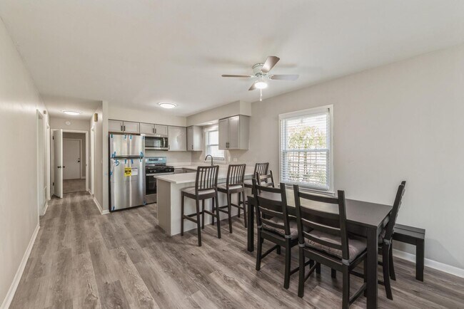 Building Photo - 856 E Capri Dr