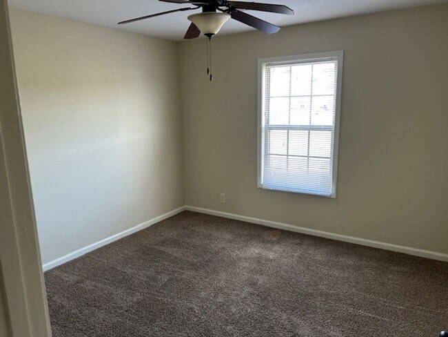 Building Photo - 972 Silty Dr