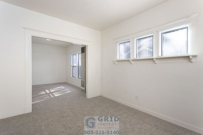 Building Photo - 2 Bedroom Home Available in Southeast Port...