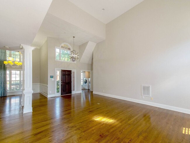 Building Photo - Move in ready Cotswold dream home.