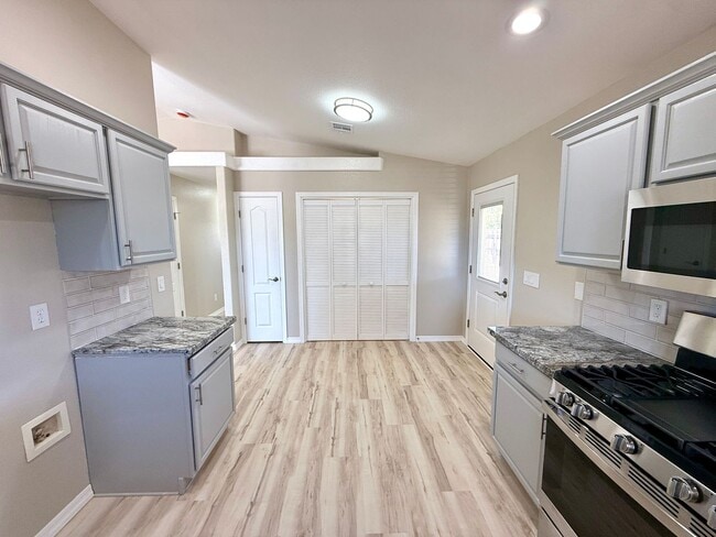 Building Photo - Beautifully Updated 3 Bedroom, 2 Bathroom ...