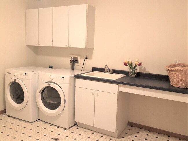 Building Photo - Charming 3-Bedroom Home with Fireplaces an...