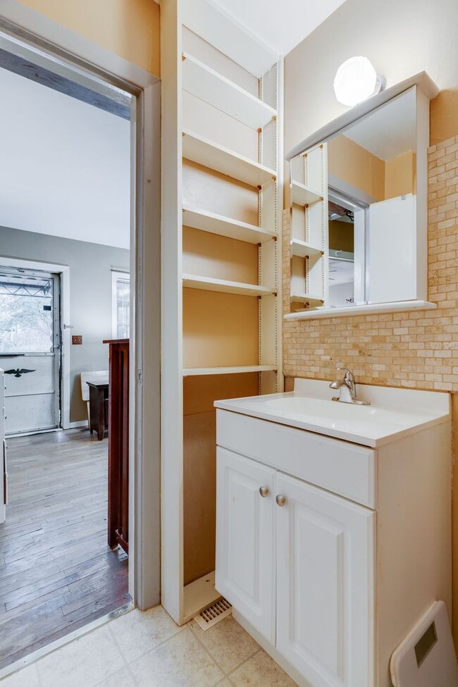 Building Photo - Cozy 2 Bed/1 Bath House, Park Like Setting, Pet Friendly, Fenced Yard