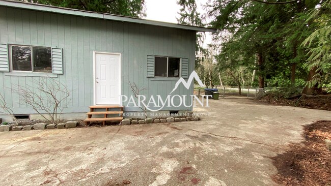 Building Photo - Bright and Modern 2 Bed with Large Bonus Room/Den!