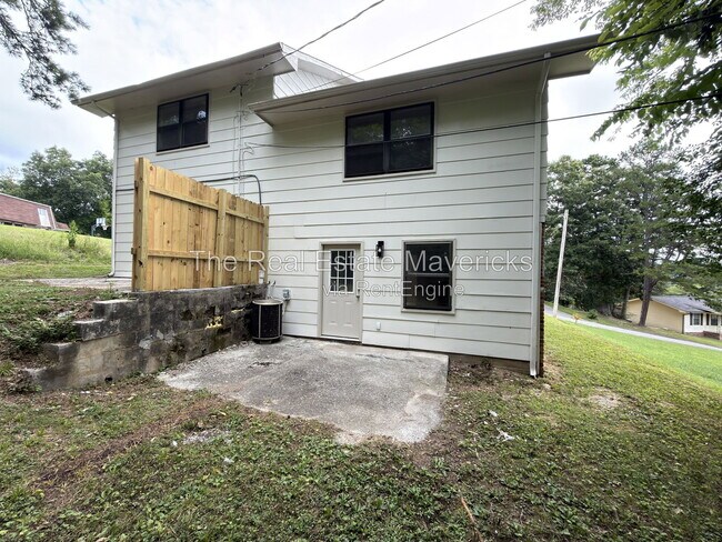 Building Photo - 2318 Green Forest Dr