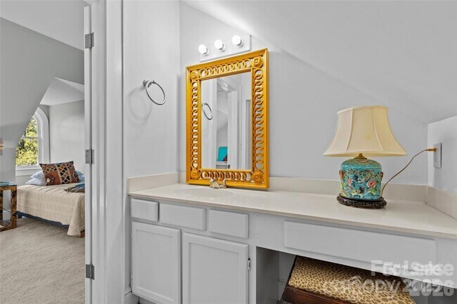 Building Photo - 609 Queens Rd