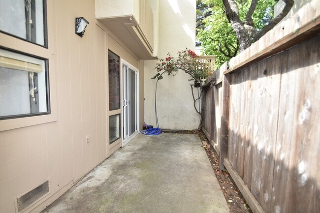 Building Photo - 827 Kingfisher Ter