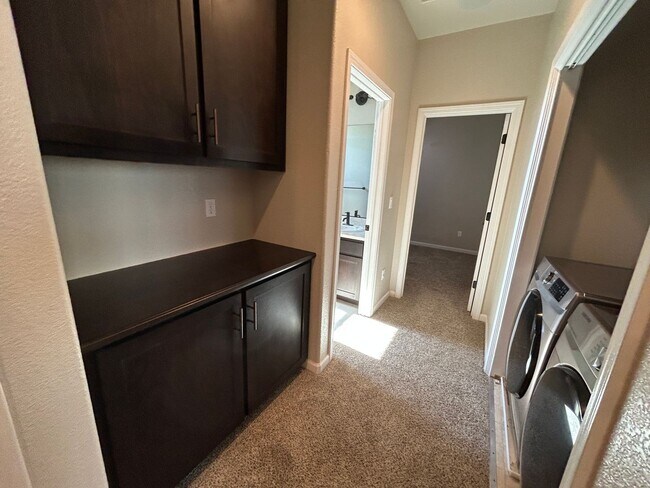 Building Photo - Supe Cute! Low Maintenance!