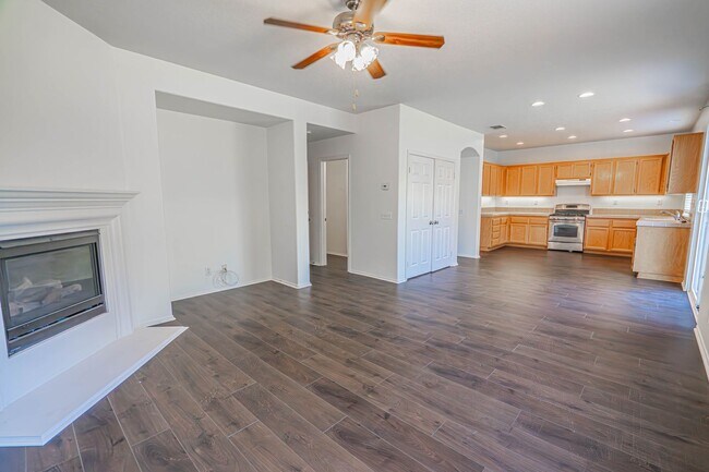 Building Photo - Charming 3-Bedroom Home with a Big Backyar...