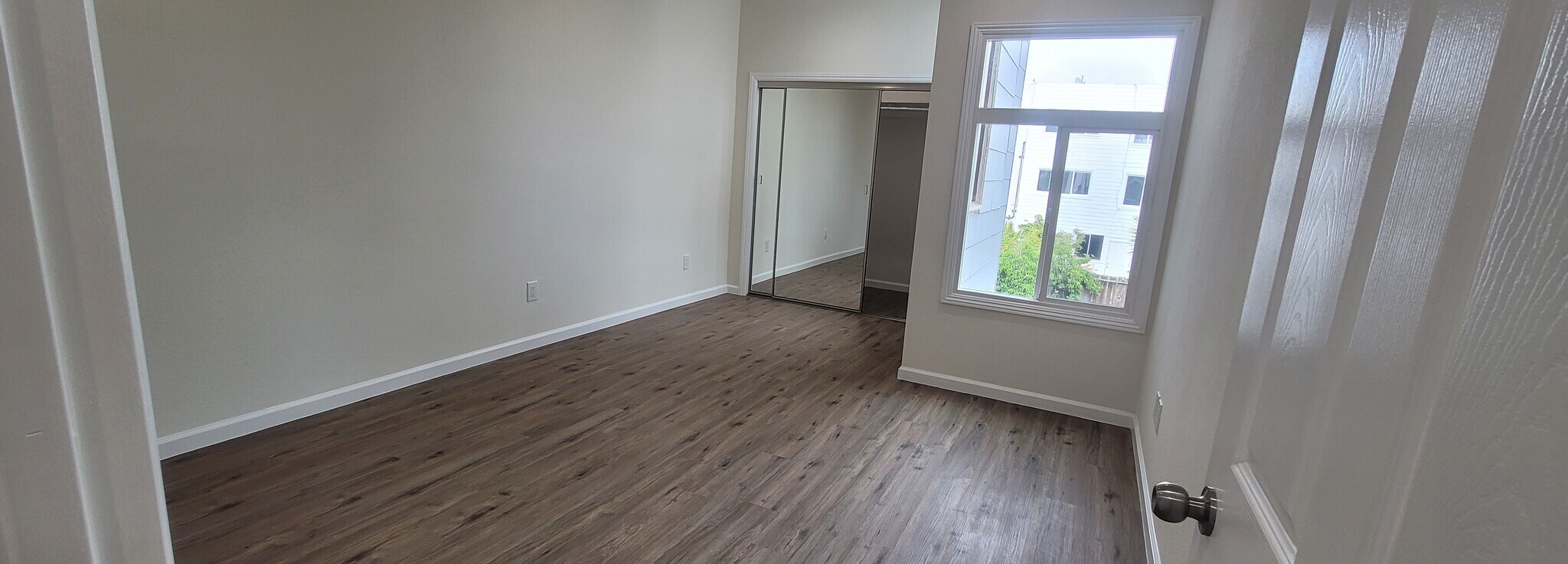 Main Bedroom: Spacious room has sitting or desk area, large closet - 646 10th Ave