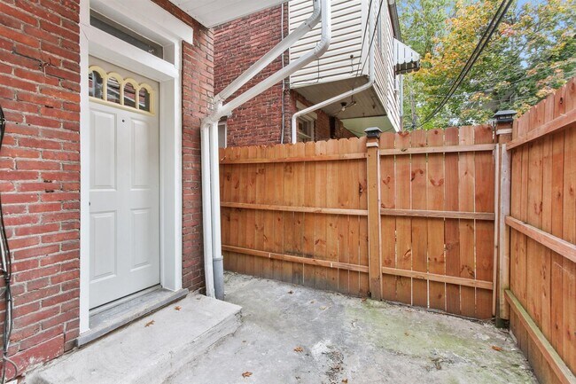 Building Photo - Bright 2 Bedroom, 1.5 Bath Home in Allison Hill!