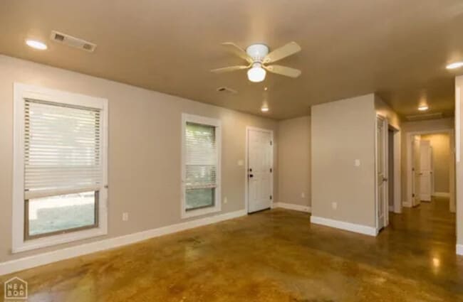 Building Photo - 208 Maple St