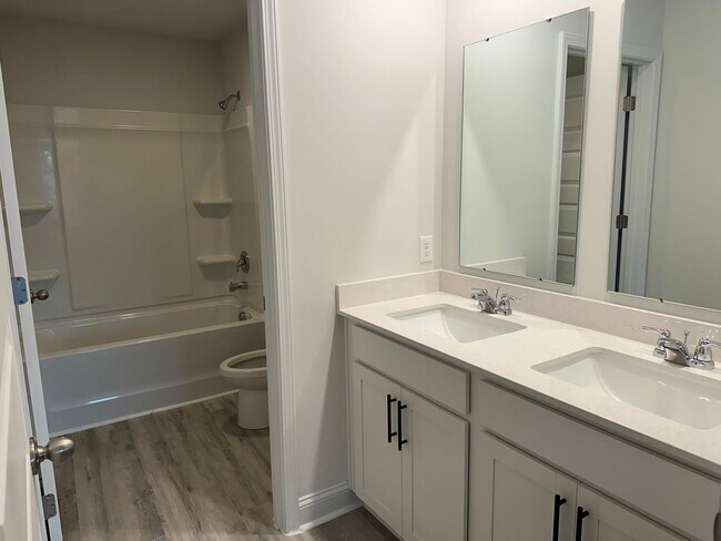 Building Photo - Beautiful new construction home in Richmond Hill, GA!