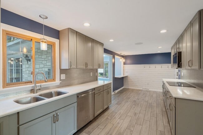 Building Photo - 20 Apricot Ln