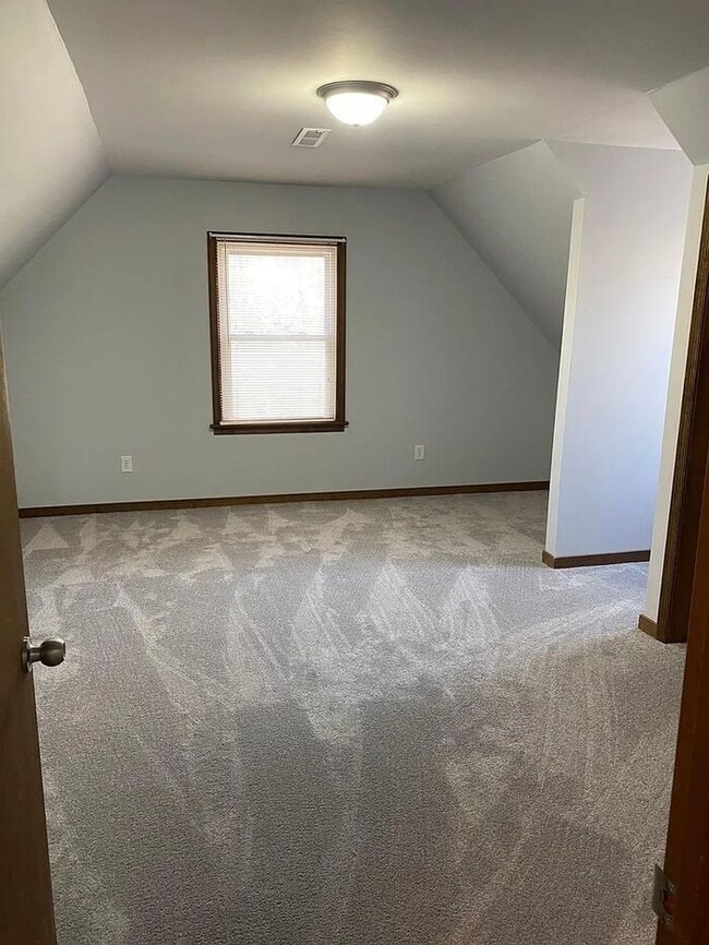 Building Photo - Adorable updated 4/2 with huge front and back yards