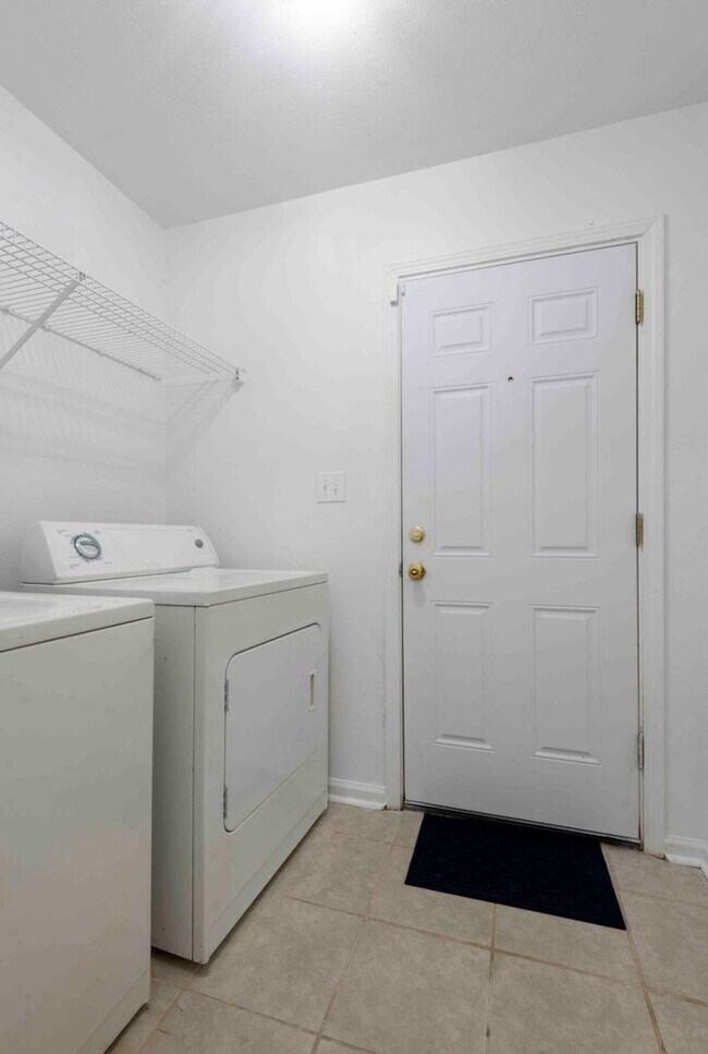 Building Photo - Renovated 2 bedroom Unit