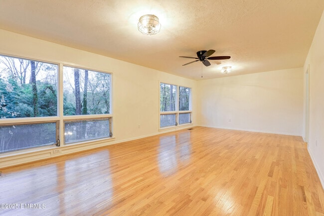 Building Photo - 1390 N Hills St