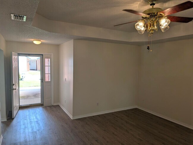 Building Photo - NO HOA!! Minutes from Hulbert and Eglin.  ...