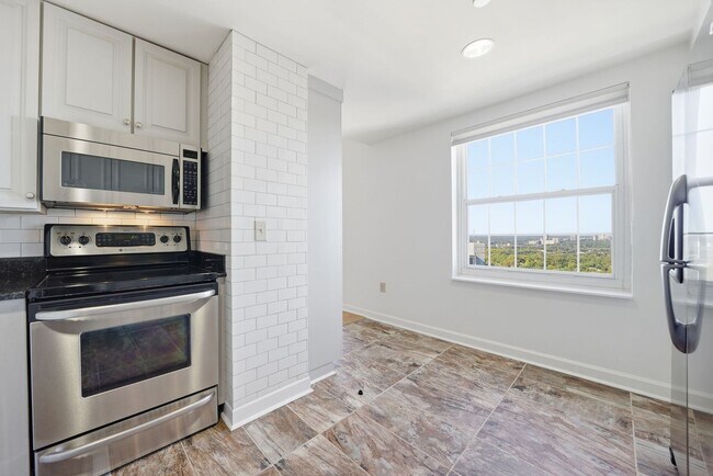 Building Photo - Penthouse Living in Midtown!