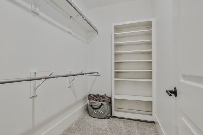 Building Photo - Stunning 4-Bedroom Luxury Home with Resort-Style Pool in Prestigious Oakmont Estates – Available ...