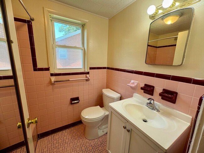 Building Photo - 3 Bedroom Apartment Available in Harrisburg!