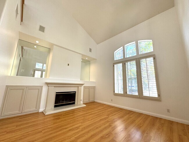 Building Photo - Beautiful 3Bd/2.5Ba Spacious Home in Tustin!